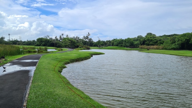 Campo de golf Paisaje hermoso paisaje agua hierba verano en los trópicos