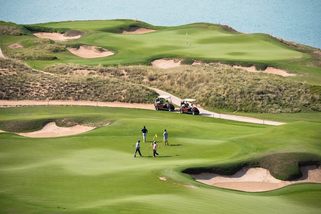 Campo de golf con el paisaje del mar. vacaciones de verano