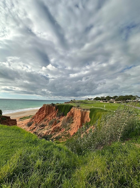 Campo de golf y paisaje de rocas y mar