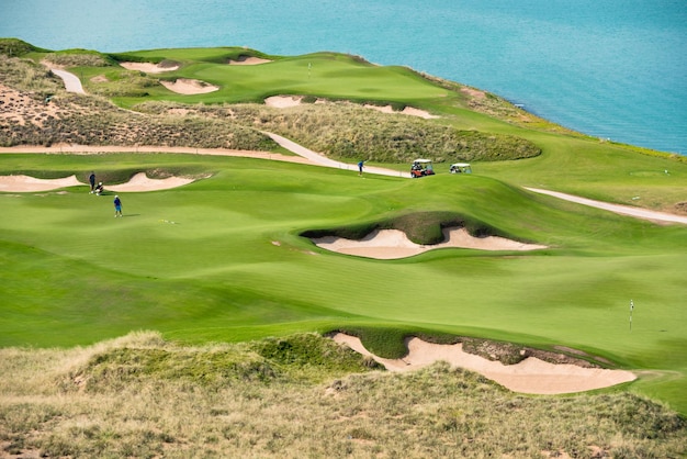 Campo de golf con el paisaje de las vacaciones de verano de mar