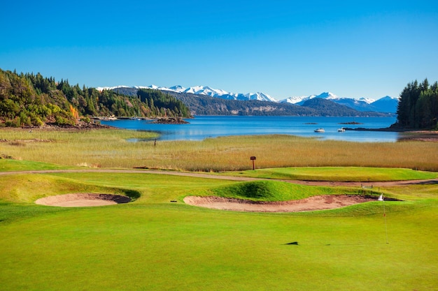 Campo de golf en el Parque Nacional Nahuel Huapi cerca de Bariloche, región de la Patagonia en Argentina.