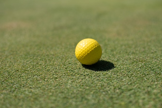 Campo de golf con pelota amarilla