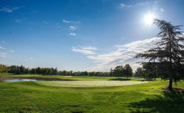 Campo de golf verde contra el cielo azul