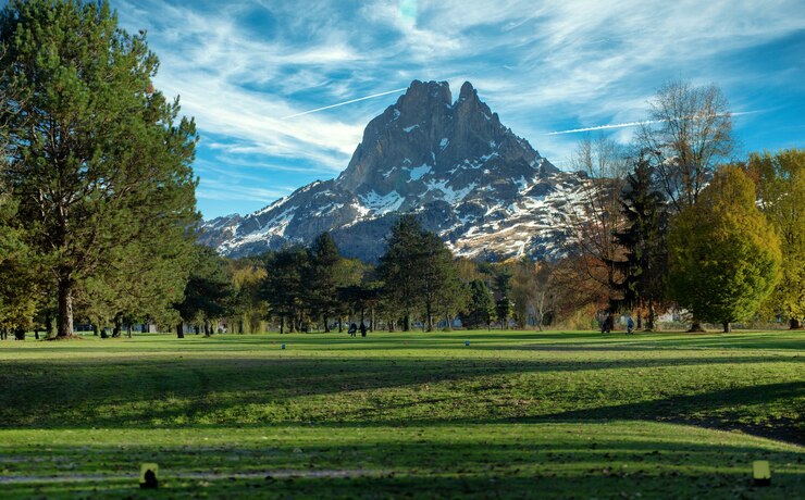 Foto campo de golf verde y pic du midi ossau