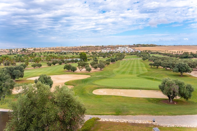 Campo de golf visto desde arriba Club de golf europeo con búnker y green