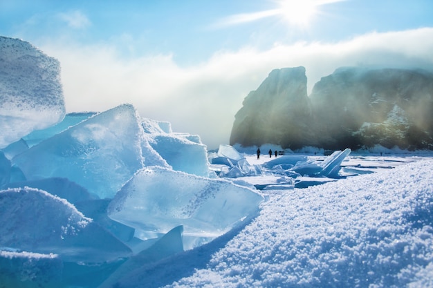 Campo de hielo azul y rocas con sol