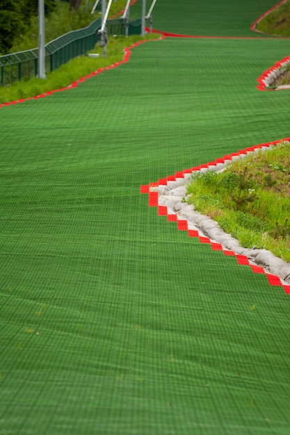 Un campo de hierba verde con un borde rojo alrededor.