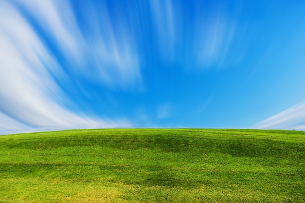 campo de hierba verde y cielo azul