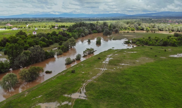 Campo inundado con granja después de fuertes lluvias