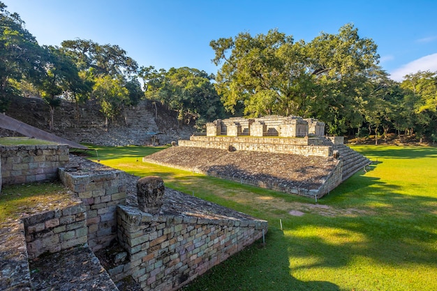 El campo del juego de pelota en los templos de Copán Ruinas