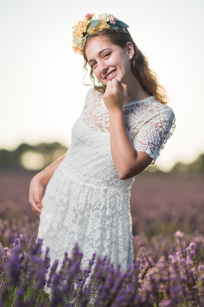 Campo de lavanda del prado de verano con una joven hispana hermosa en la naturaleza flor primavera