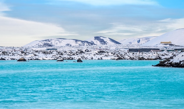 Campo de nieve con montañas blancas bajo un cielo nublado en Islandia