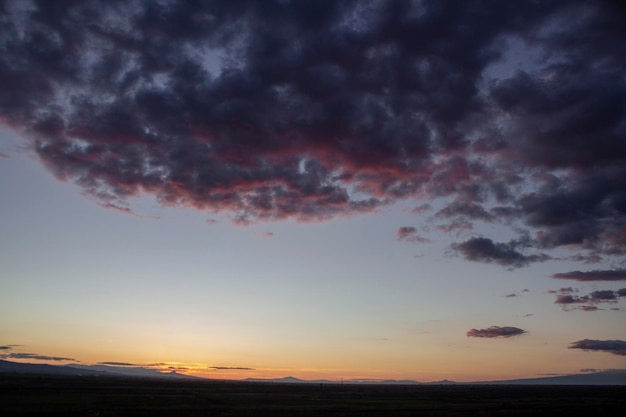 Campo y nubes de colores al atardecer