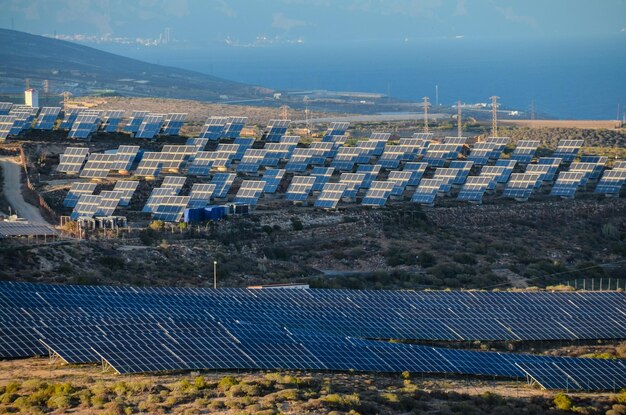 Campo de paneles solares de concepto de energía renovable al atardecer