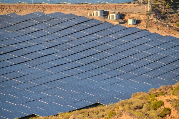 Campo de paneles solares de concepto de energía renovable al atardecer