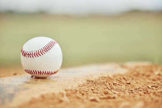 Campo de primer plano de béisbol y entrenamiento deportivo al aire libre para el deporte de fitness, salud y juego de competición. Equipo de ejercicio atlético. Motivación de softbol y partido o campo de béisbol.