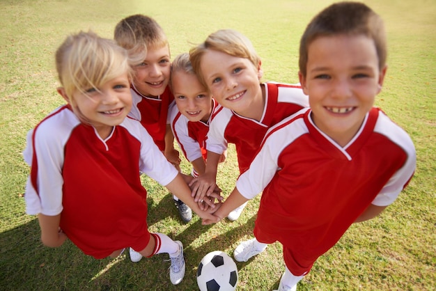 Foto el campo promete disparo de un equipo de fútbol infantil