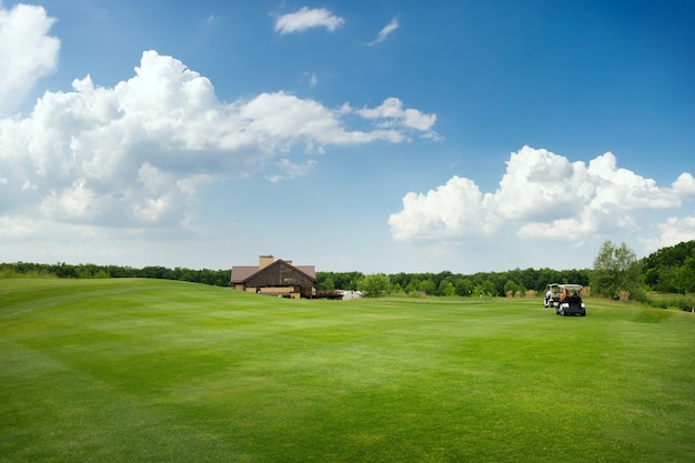 Campo recortado y bunkers de arena en campo de golf