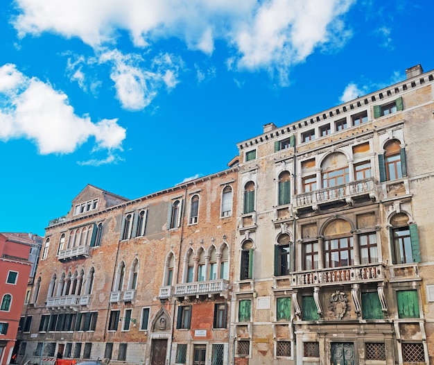 Campo San Maurizio en un día claro