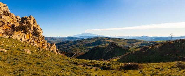 Campo siciliano com o vulcão Etna em segundo plano