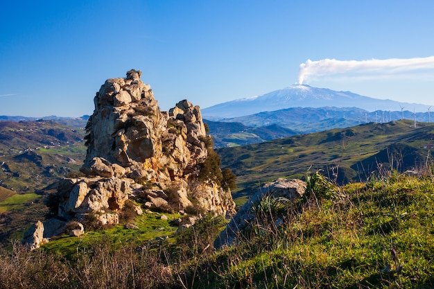 Campo siciliano com o vulcão Etna em segundo plano