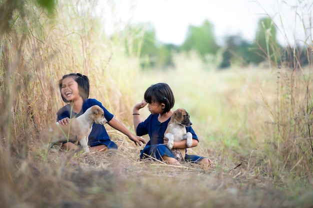 En el campo de Tailandia las niñas juegan juntas alegremente se ríen juntas