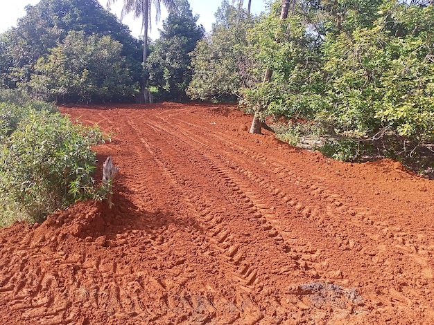 Un campo de tierra roja en el pueblo.