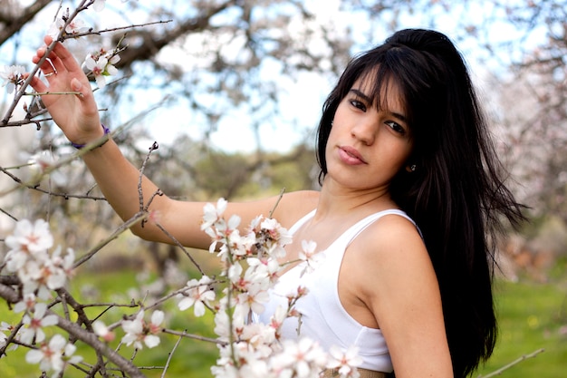 En un campo verde de blanco puro.