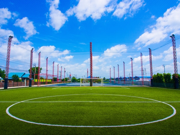 Campo verde del césped del fútbol.