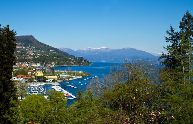 campo de visión con paisaje de verbania