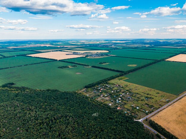 Campos agrícolas com vista panorâmica