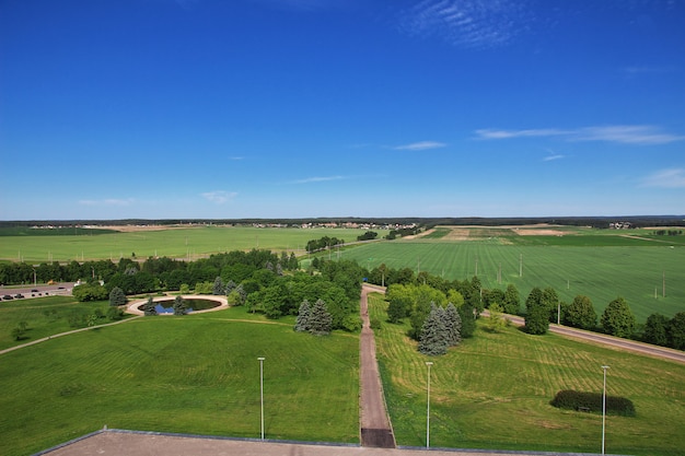 Campos y bosques en el país de Bielorrusia