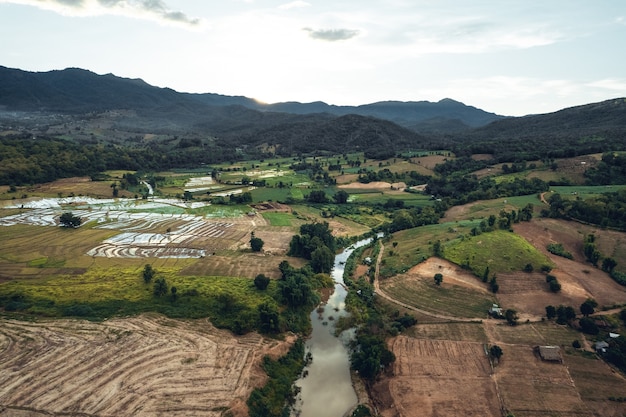 Campos de arroz e montanhas na noite da estação chuvosa