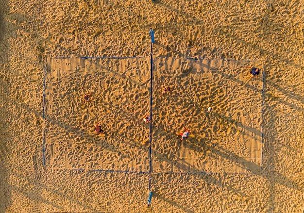 Campos de vôlei de praia no parque urbano público vista aérea abstrata de cima para baixo