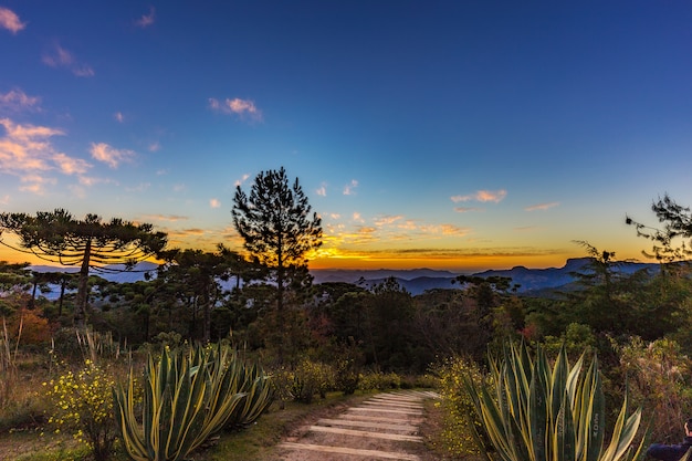 Foto campos do jordao, brasil. vista de pedra do bau