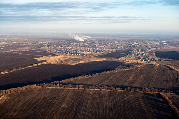 Campos y una foto aérea de un pequeño pueblo