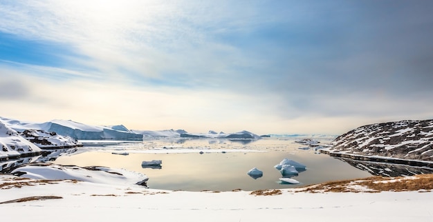 Campos de hielo y icebergs a la deriva en el fiordo de Ilulissat en el norte de Groenlandia