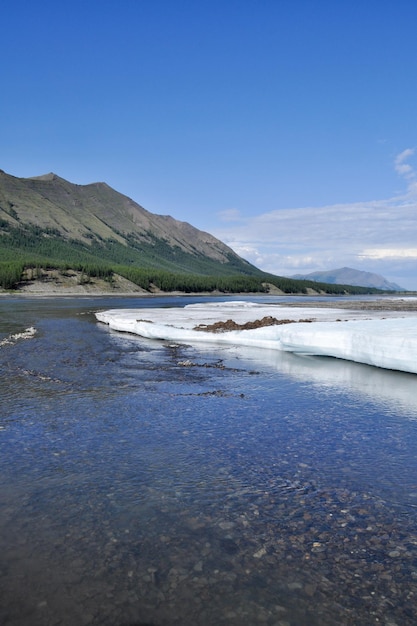 Los campos de hielo permanentes en la marea del río Yakut