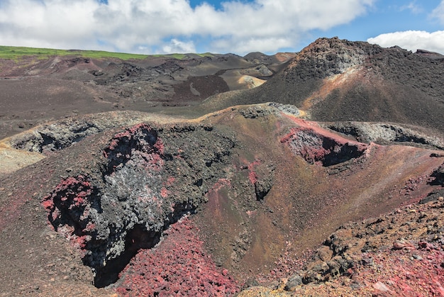 Campos de lava y minerales coloridos en el cráter del volcán