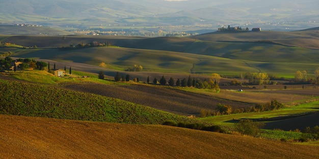 Campos ondulados na toscana ao pôr do sol itália fundo sazonal ao ar livre natural do outono
