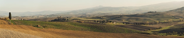 Campos ondulados na Toscana ao pôr do sol, Itália. Vista panorâmica. Fundo de outono sazonal ao ar livre natural.