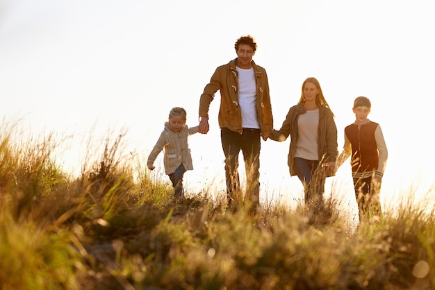 En campos de oro Foto de una familia feliz en un paseo matutino juntos