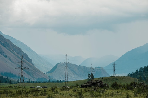 Campos verdes e encostas das montanhas de Altai