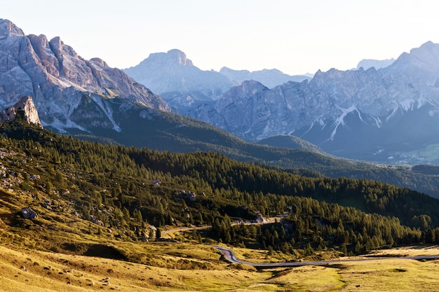 Foto campos verdes e estrada nos alpes dolomitas