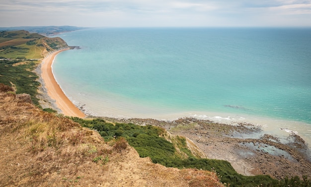 Foto campos verdes em uma colina com o mar canal da mancha e interior da inglaterra golden cap na costa jurássica em dorset reino unido foto com foco seletivo foto brilhante de férias de verão