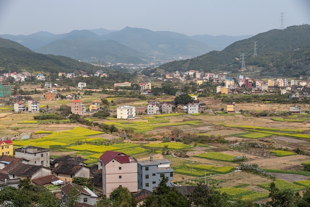 Campos de violación y casas en el campo