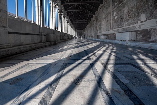 Camposanto Monumentale alter Friedhofskorridor mit Marmorinterieur und langen Schatten Pisa Italien