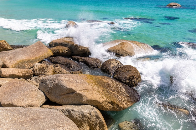 Camps bay bela praia com água turquesa e montanhas na cidade do cabo, África do Sul