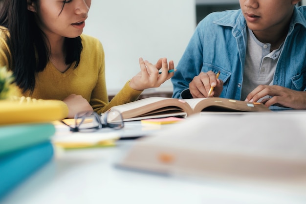 El campus de los estudiantes ayuda a los amigos a ponerse al día y aprender.