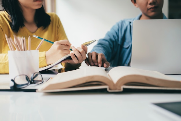 El campus de los estudiantes ayuda a los amigos a ponerse al día y aprender.